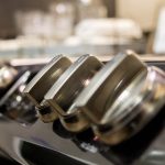 Jak przemyślanie wybrać elegancki pomnik pamięci dopasowany do miejsca spoczynku